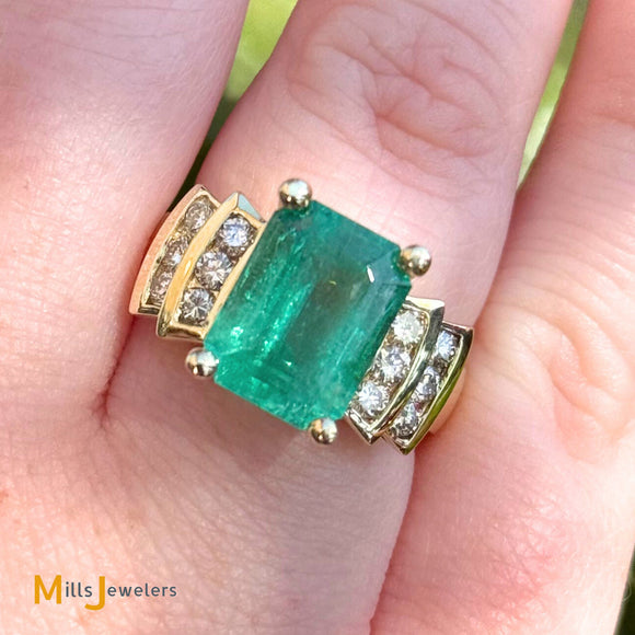 Vintage 14K Yellow Gold 4.54ct Columbian Emerald and 0.36ctw Diamond Cocktail Ring Size 7