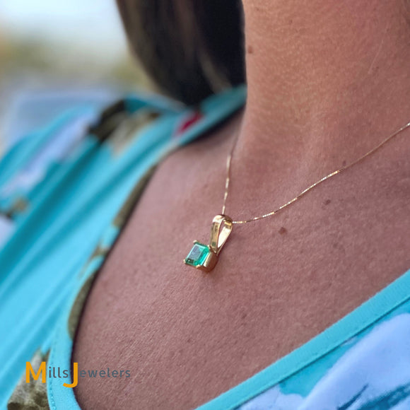 Estate 18K Yellow Gold 1.75ct Fine Emerald Pendant Necklace