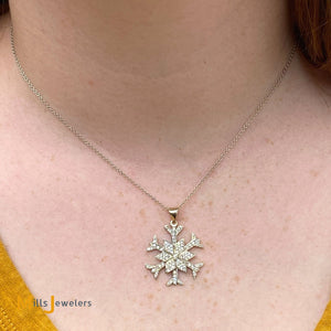 18K White Gold 0.75ctw Diamond Snowflake Pendant Necklace